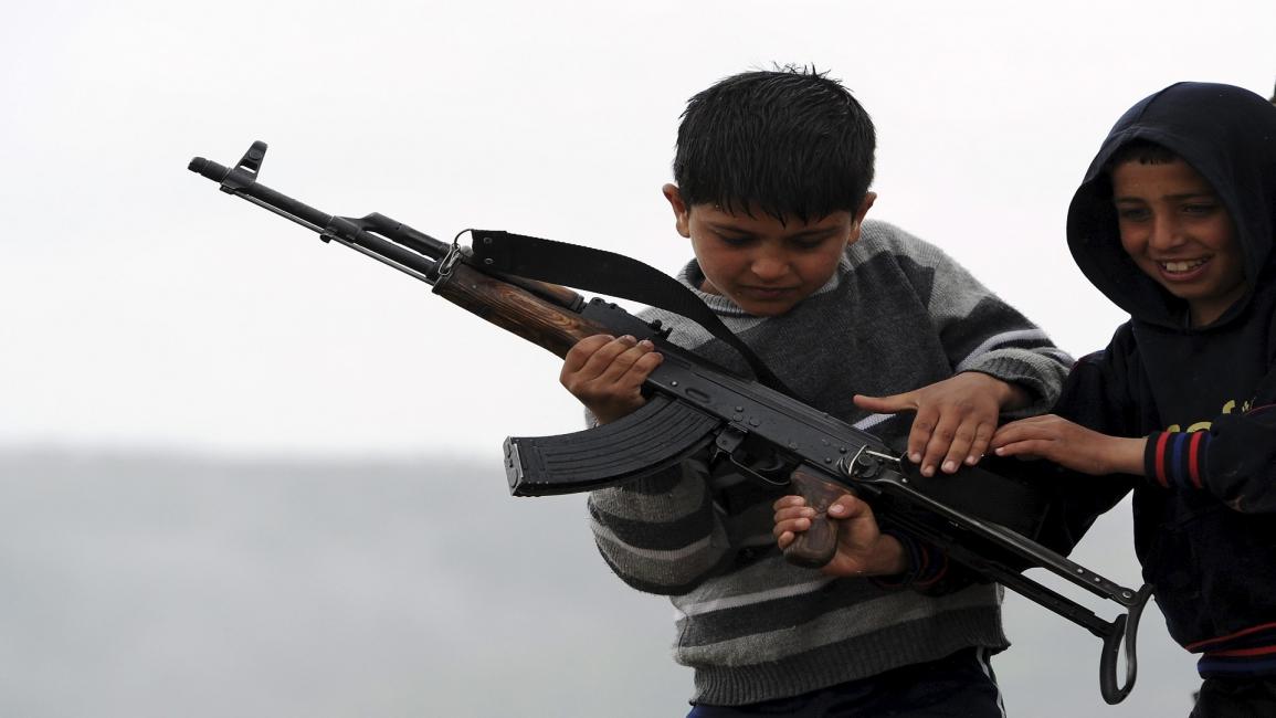 أطفال سورية مسلحون