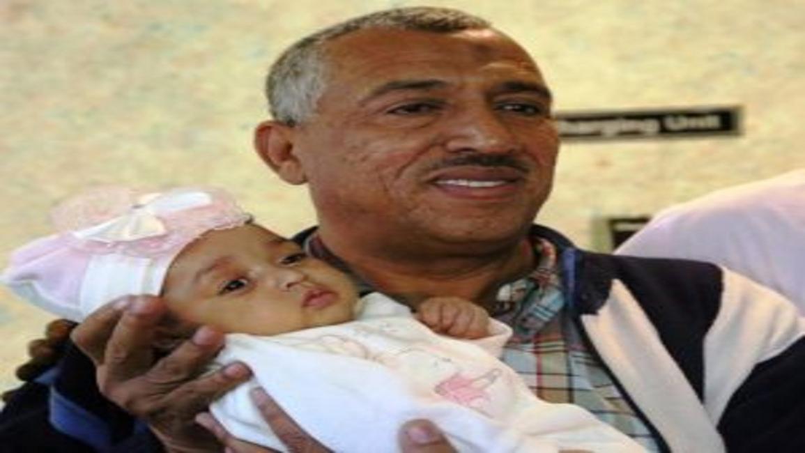 السوداني يوسف الليثي يتسلم حفيدته لجين (فيسبوك)