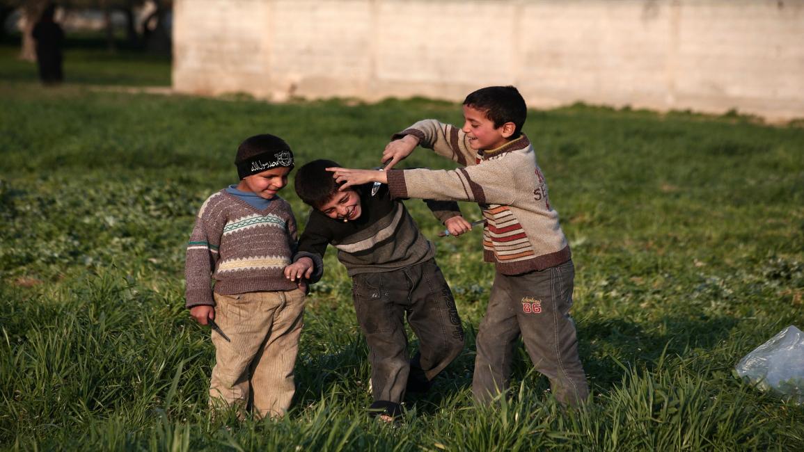 أطفال يلهون بالأسلحة البيضاء (فرانس برس)