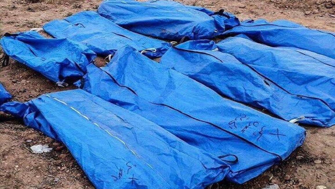 انتشال الجثامين من مقبرة جماعية في الرقة (تويتر)