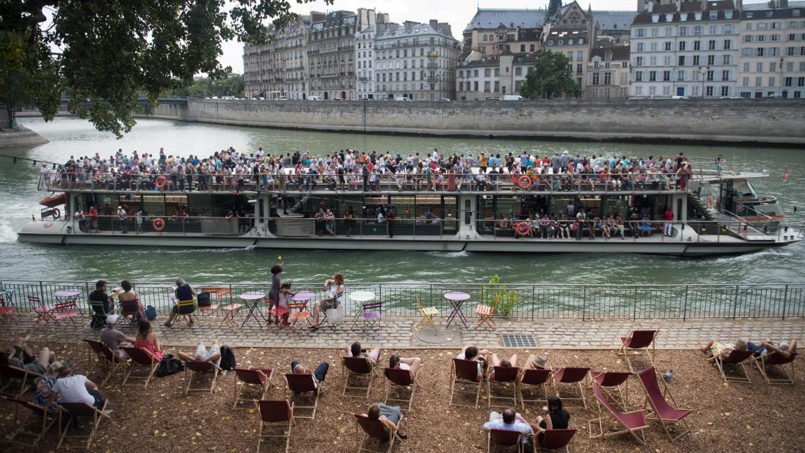 سياح ونهر السين في باريس - فرنسا - مجتمع