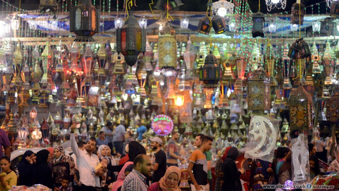 فوانيس في سوق رمضاني في مصر - مجتمع