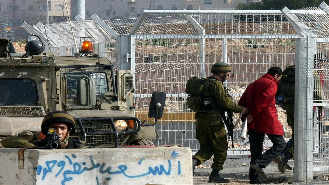 فلسطين-مجتمع- الجيش الإسرائيلي يعتقل فلسطينيا(جمال عرور/فرانس برس)