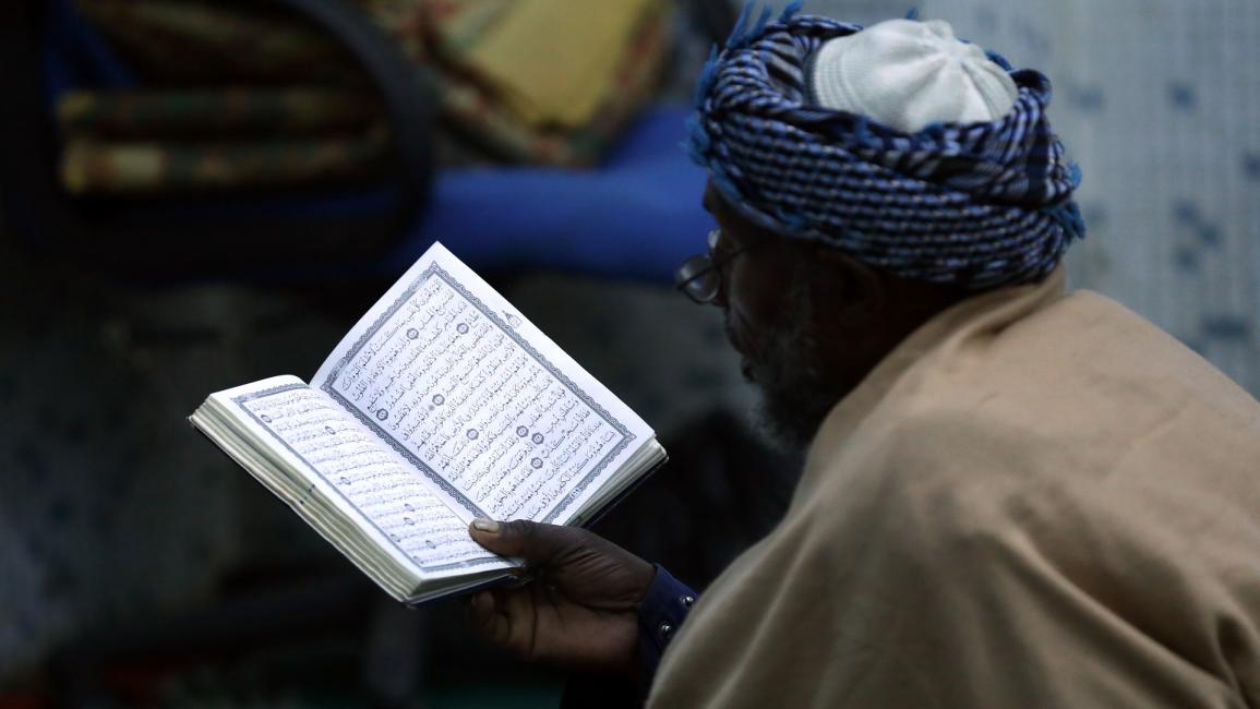 رجل في مسجد في رمضان في إثيوبيا - مجتمع
