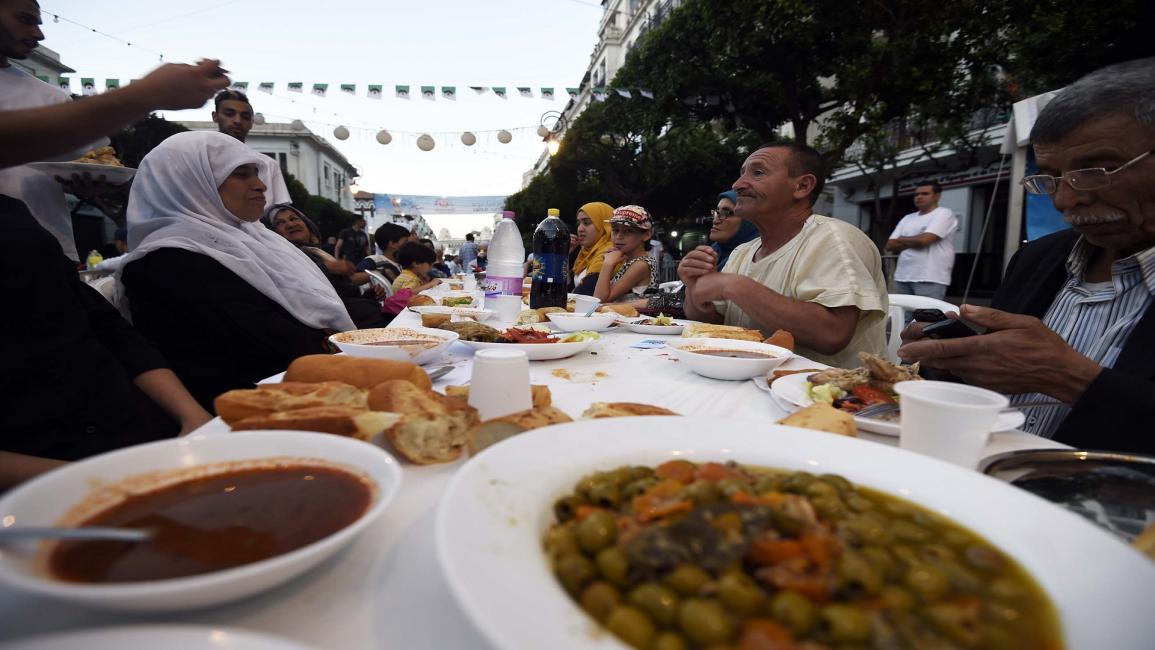 إفطار جماعي في الجزائر- فرانس برس