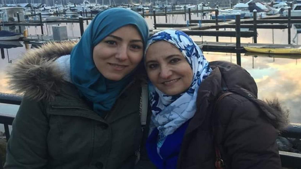 المعتقلة في مصر علا القرضاوي وابنتها آية (فيسبوك)