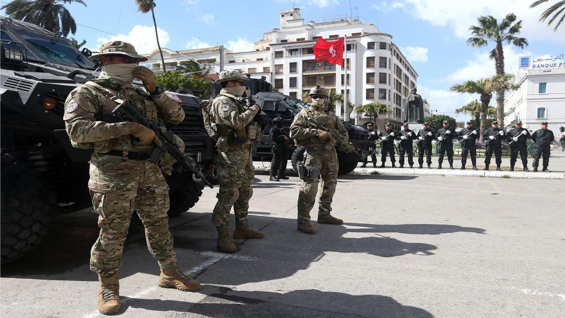 جنود تونسيون في ساحة الحبيب بورقيبة بتونس الاناضول