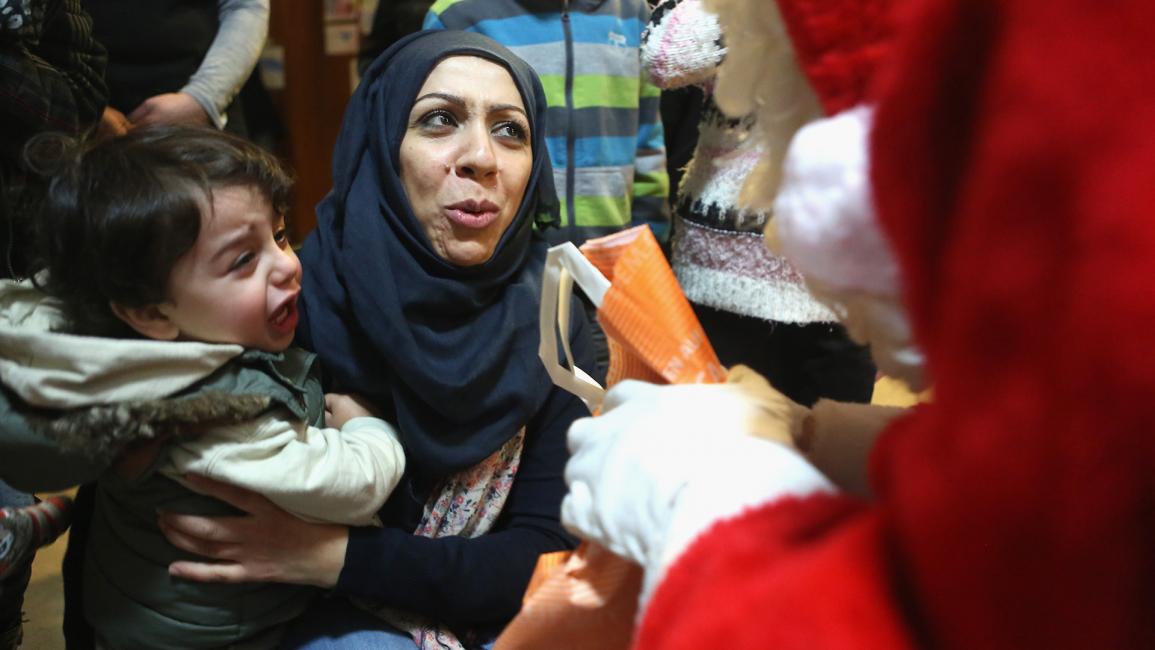 جاءهم الفرح.. بابا نويل يوزّع هداياه على لاجئي ألمانيا
