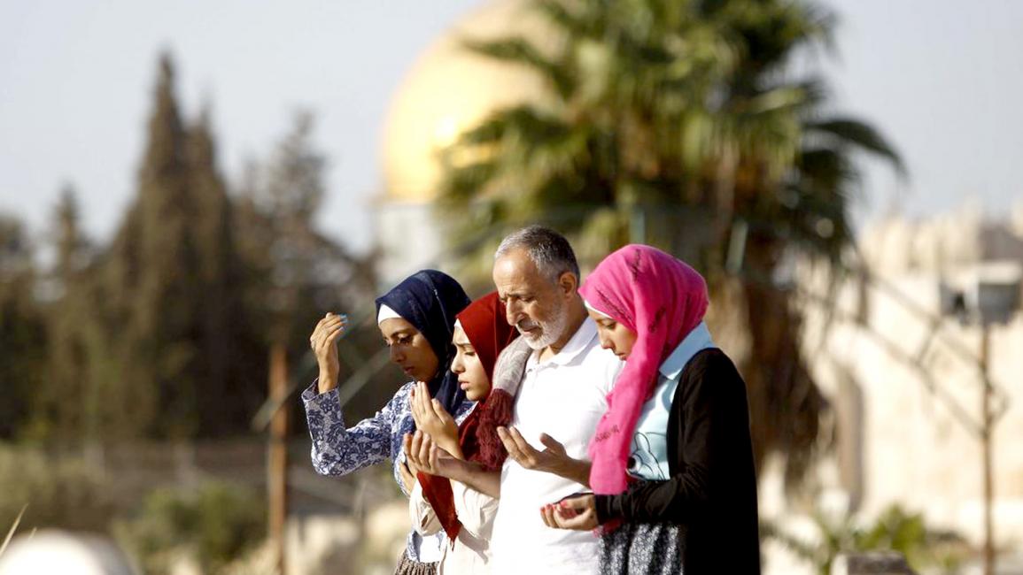 عشرات آلاف الفلسطينيين يؤدون صلاة العيد في المسجد الأقصى
