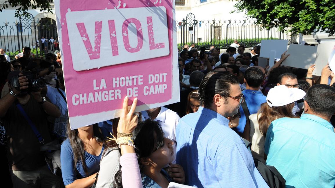 تونسيون في تظاهرة ضد الاغتصاب - تونس - مجتمع