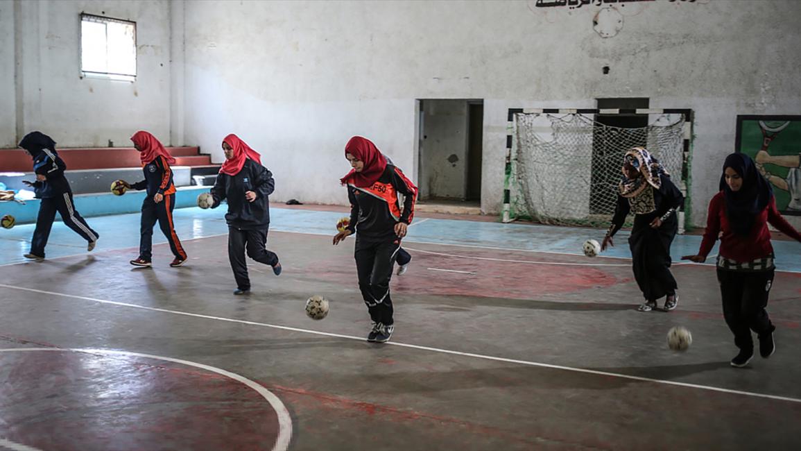 فلسطينيات يَكسِرن العادات ويشكلن أول فريق لكرة اليد بغزة