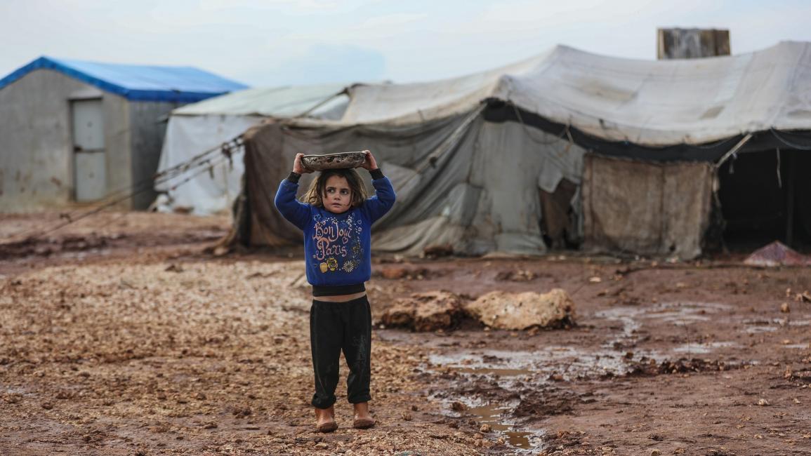 طفلة ومخيم نازحين في إدلب في سورية - مجتمع