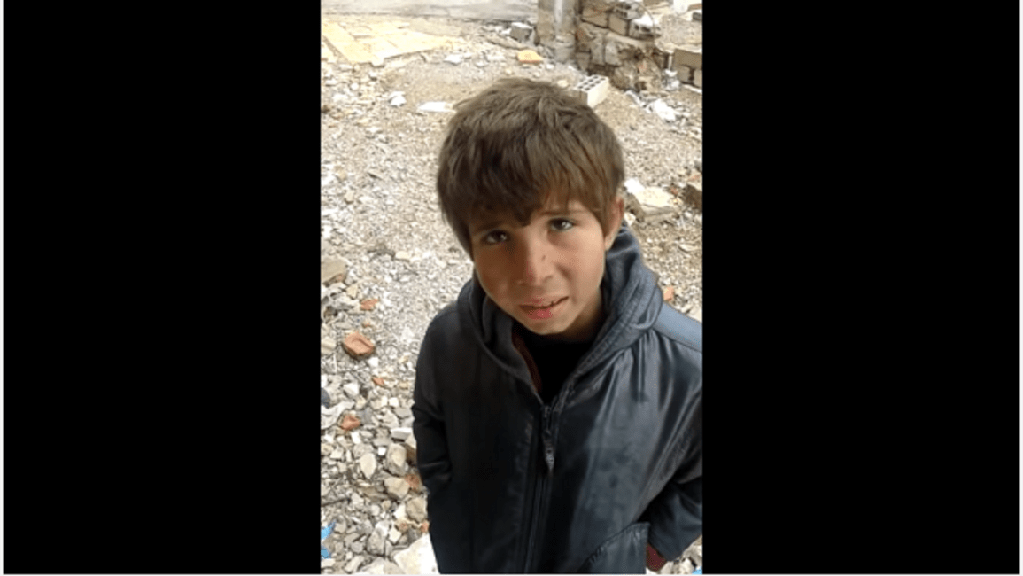 طفل سوري محاصر بمضايا يطلب الطعام بخجل