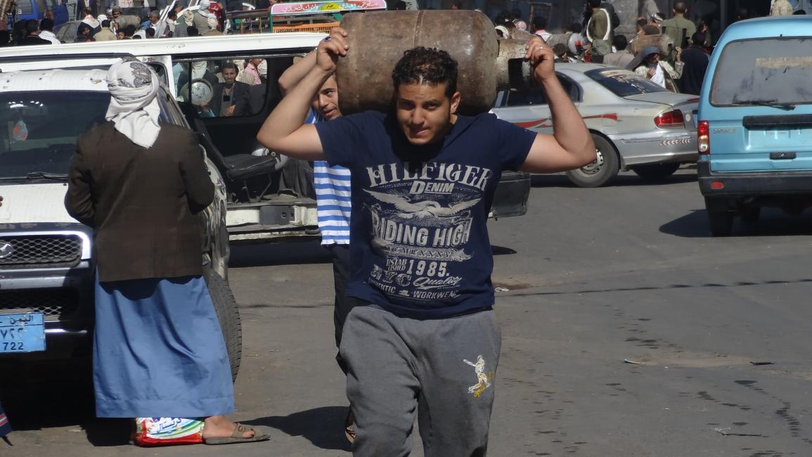 شاب يحمل قارورة غاز في اليمن - مجتمع -15/6/2017
