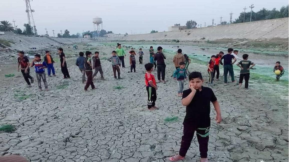 أطفال يلهون في مجري نهر دجلة بعد جفافه (فيسبوك)