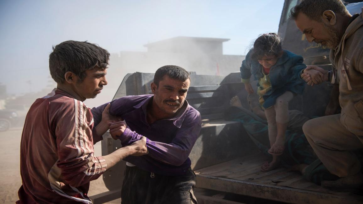 عراقيون مدنيون أصيبوا بغارة جوية في الموصل(أود أندرسن/فرانس برس)