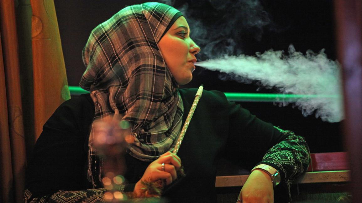 امرأة فلسطينية تدخن النرجيلة في رام الله بالضفة الغربية