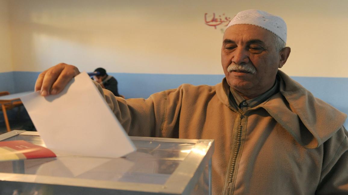 مغربي يصوت في أول انتخابات تشريعية بالمغرب بعد دستور2011