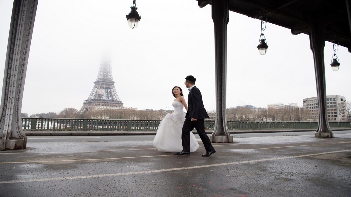زوجان أمام برج إيفل- فرانس برس