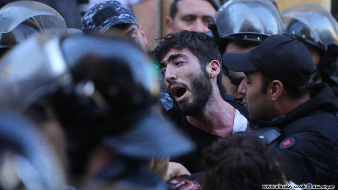اعتداء على متظاهر في بيروت- حسين بيضون