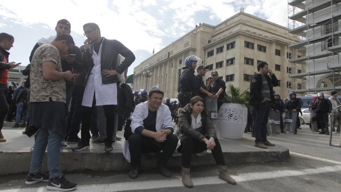 انتشار الشرطة الجزائرية في الشوارع بسبب إضراب النقابات (فيسبوك)