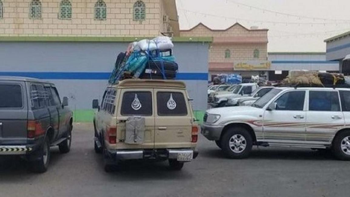 سيارات يمنيين عند منفذ الوديعة (تويتر)