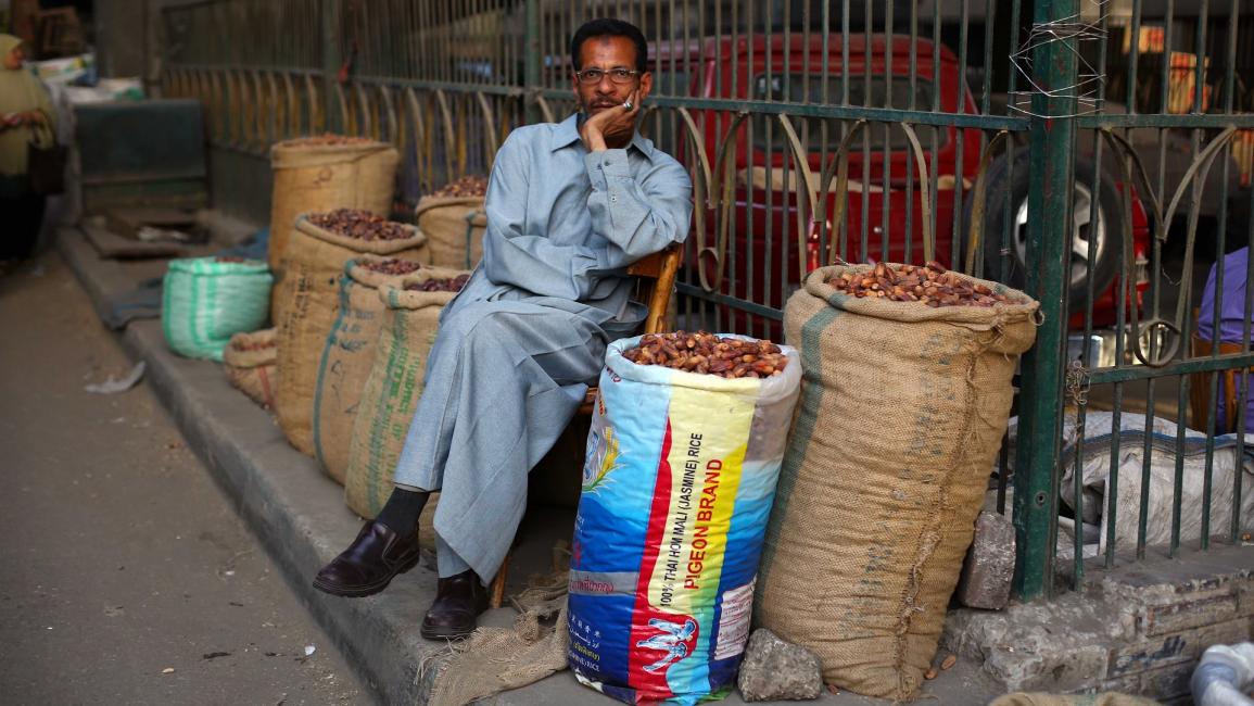 رجل مصري في سوق ياميش في مصر - مجتمع