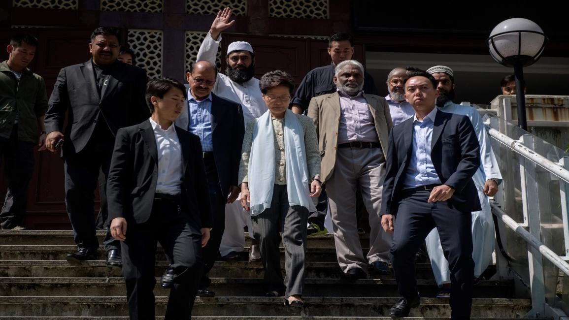 زعيمة هونغ كونغ تعتذر لرش مسجد بالمياه(إيد جونز/فرانس برس)