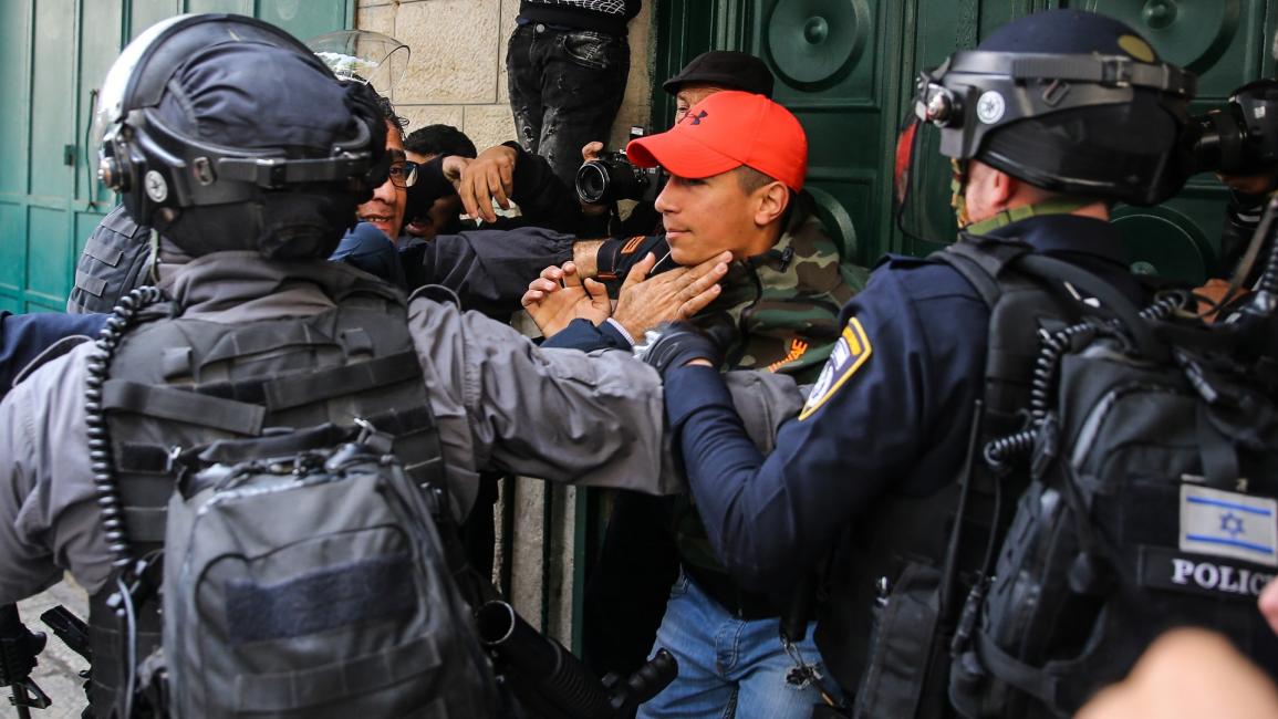 الاحتلال يحاصر شاب فلسطيني في القدس - مجتمع
