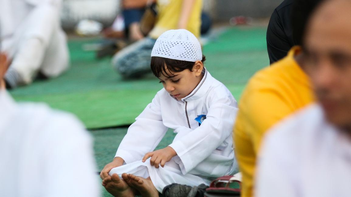 طفل مصري في مسجد بالقاهرة - مصر - مجتمع