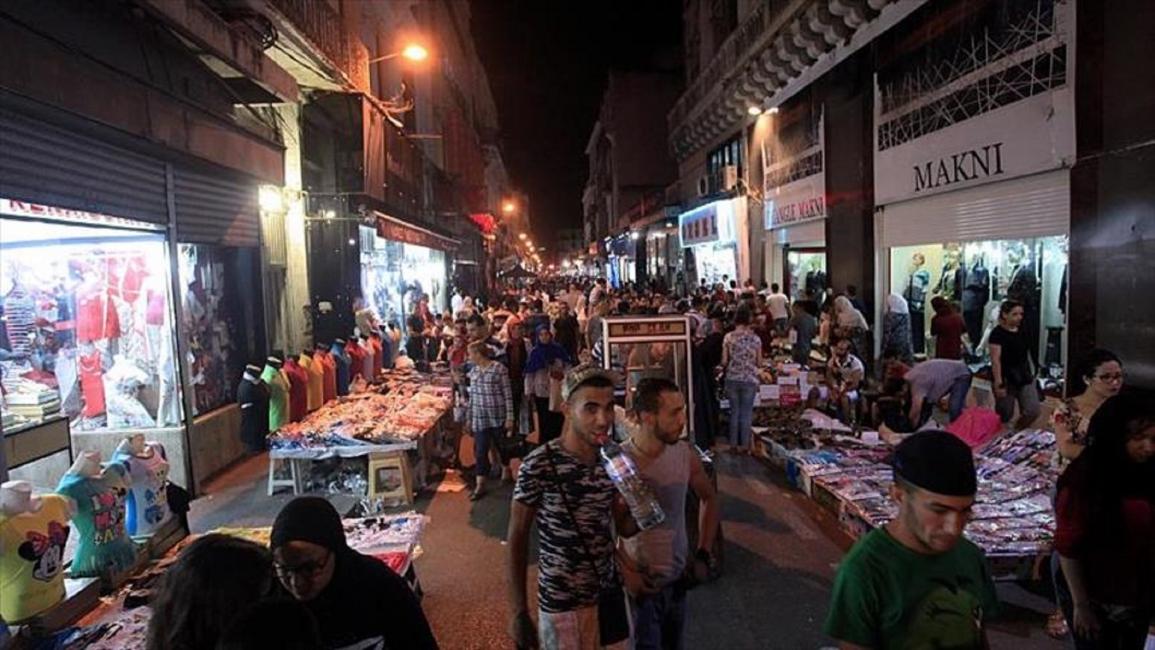 تونسيون يكافحون من أجل ملابس العيد