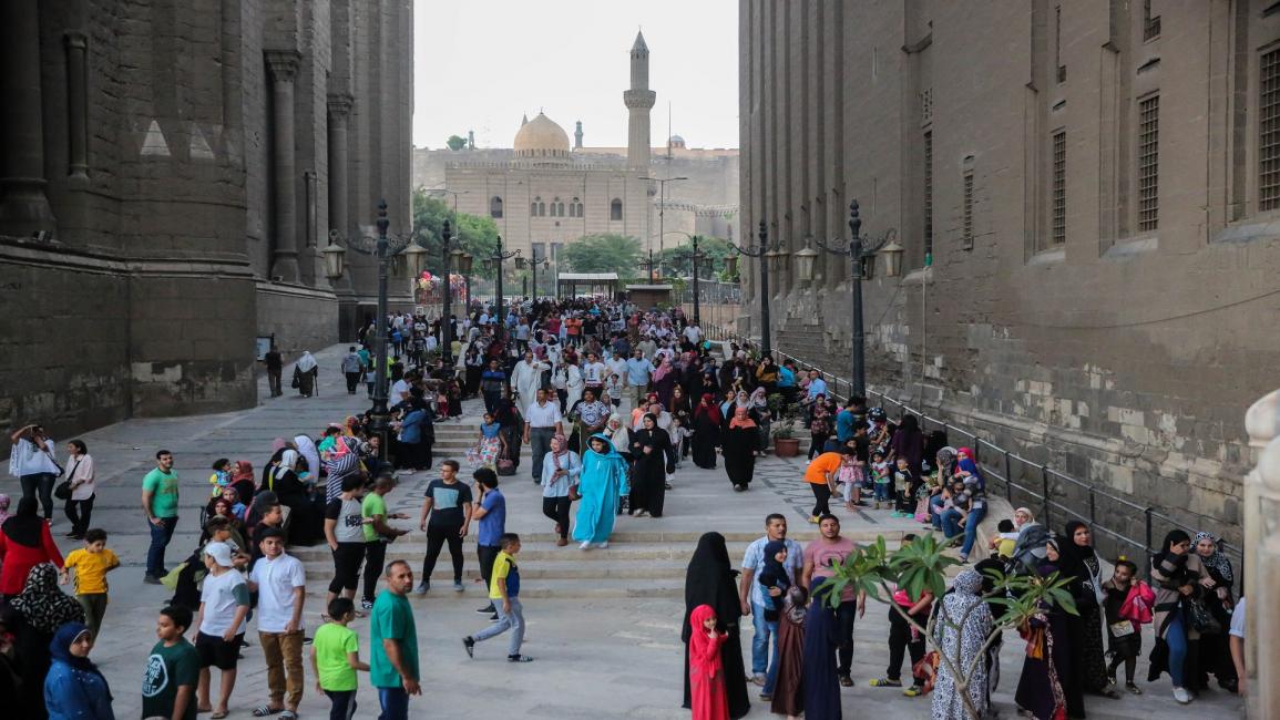 اكتفى غالبية المصريين بالاحتفال أول أيام العيد (أحمد السيد/الأناضول)