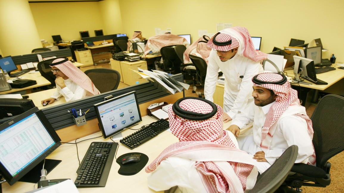 موظفون في السعودية/مجتمع/27-2-2017 (العربي الجديد)