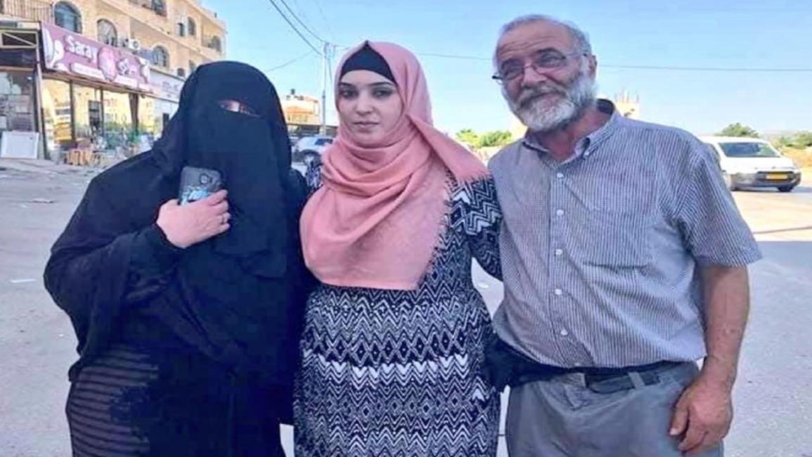الأسيرة الفلسطينية المحررة ياسمين أبو سرور بين والديها (فيسبوك)