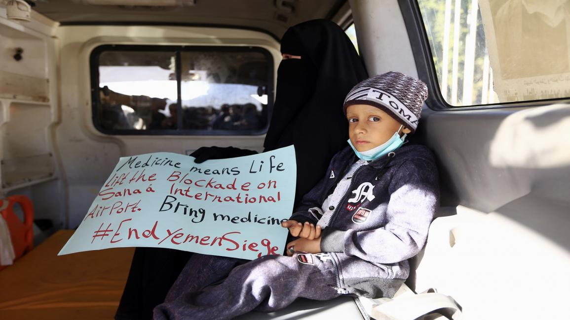 طفل يمني ينتظر السفر للعلاج- فرانس برس