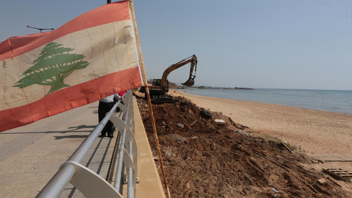 إزالة خيام شاطئ الرملة البيضا في بيروت (حسين بيضون)