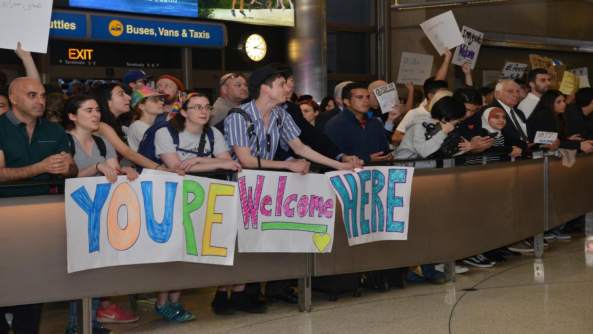 أميركا-مجتمع- معارضون لترامب في مطار لوس أنجليس(آيدن بلابيكوغلو/الأناضول)