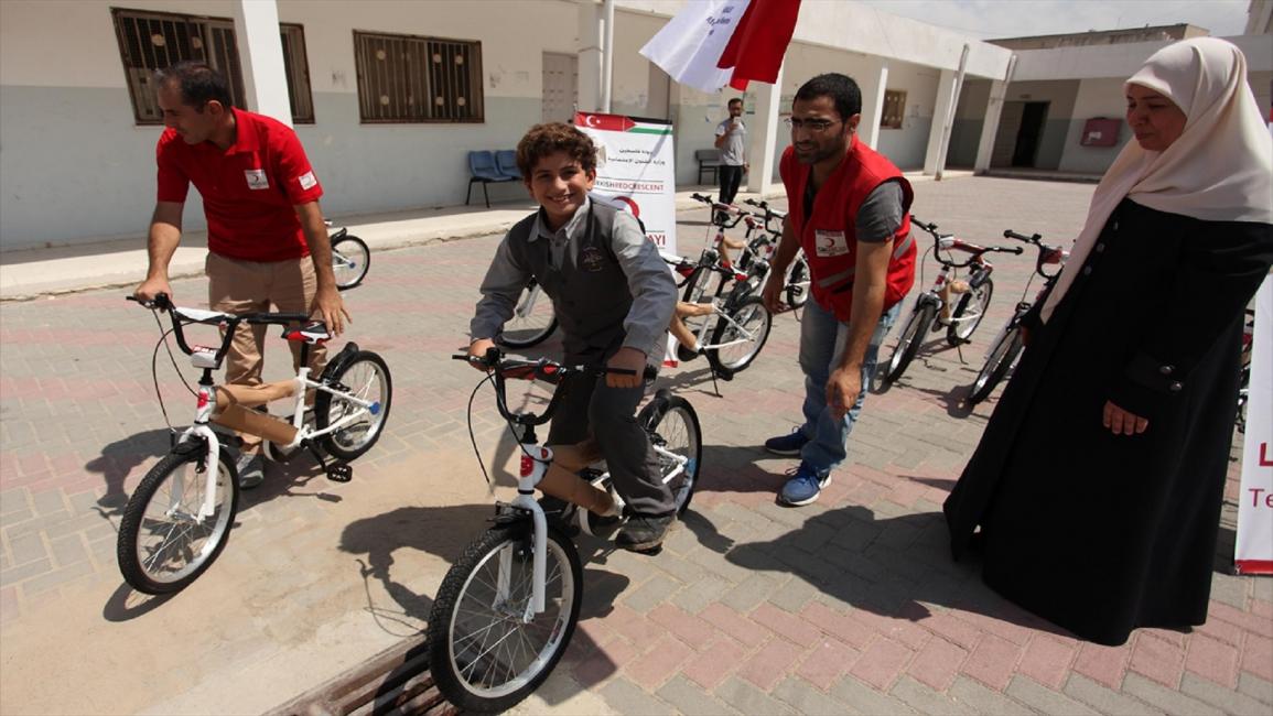 دراجات للأطفال اليتامى ضمن المساعدات التركية لغزة (الأناضول)