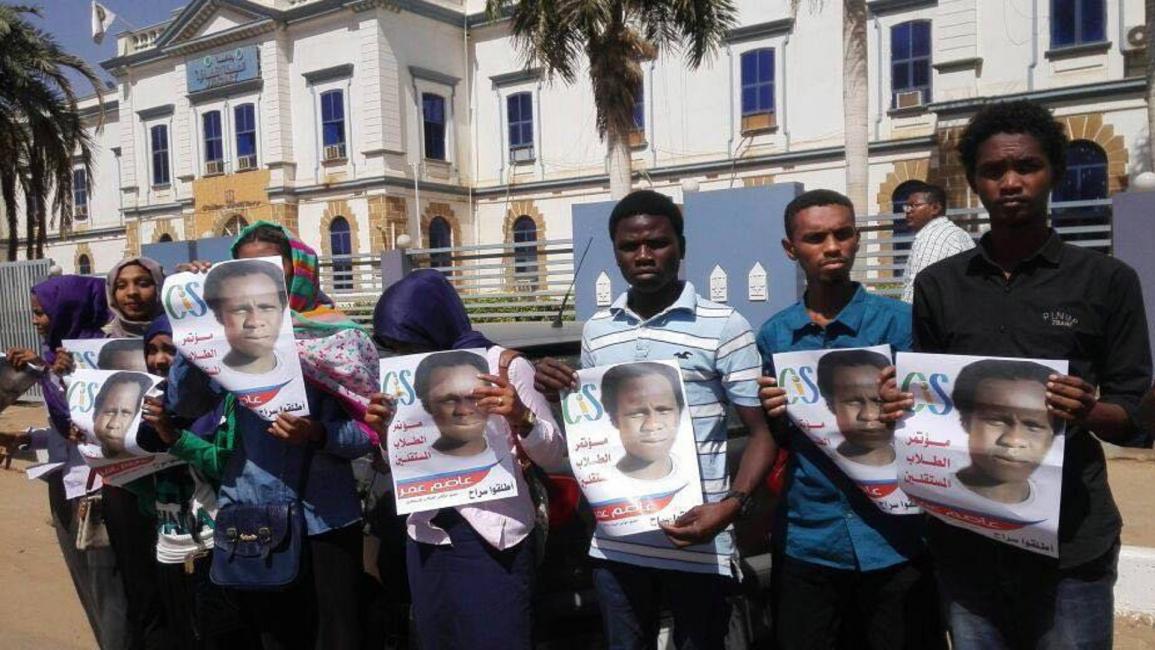 طلاب سودانيون يطالبون بحرية زميلهم عاصم عمر (تويتر)