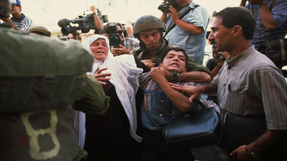 تنكيل بالأطفال الفلسطينيين عند اعتقالهم (بيتر تونلي/Getty)