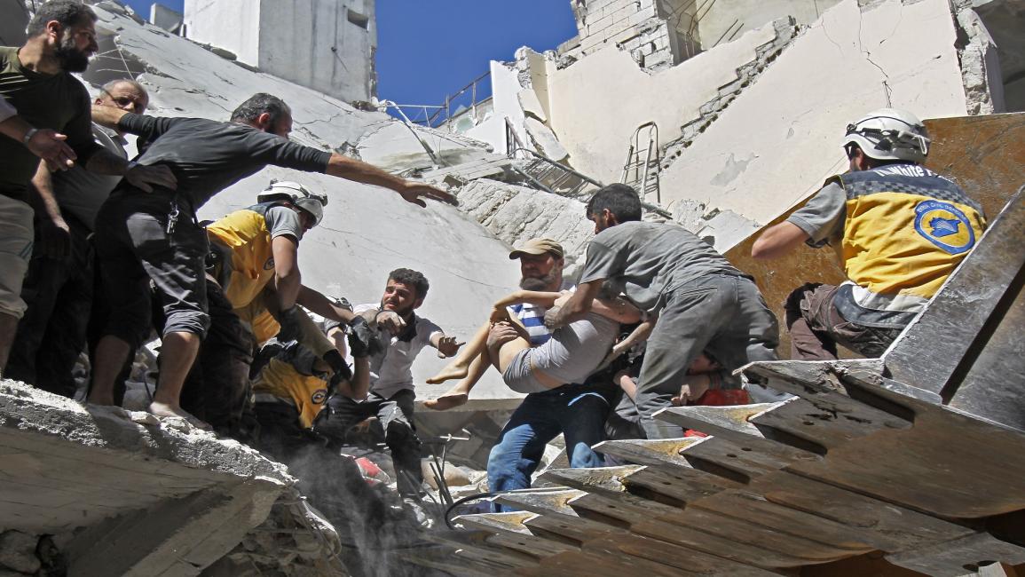 الدفاع المدني ينفذ عمليات إنقاذ في إدلب(عامر الحموي/فرانس برس)