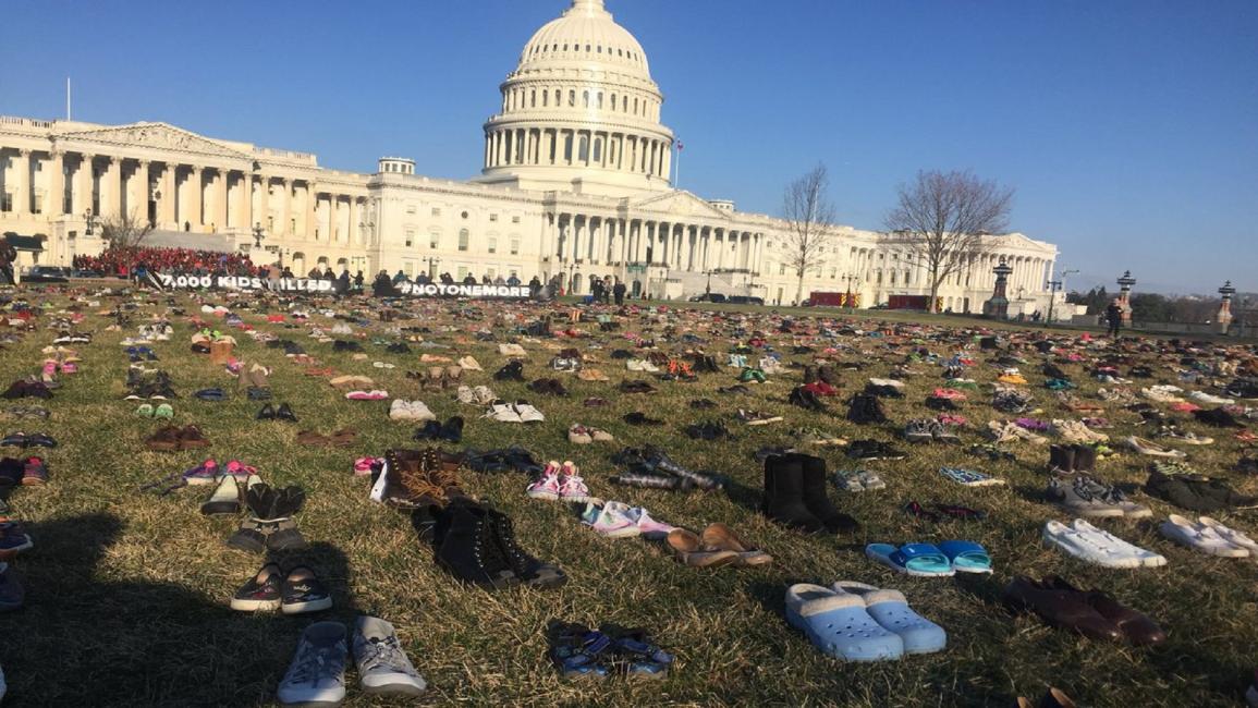 أحذية 7 آلاف طفل أمام الكونغرس ضد الأسلحة (تويتر)