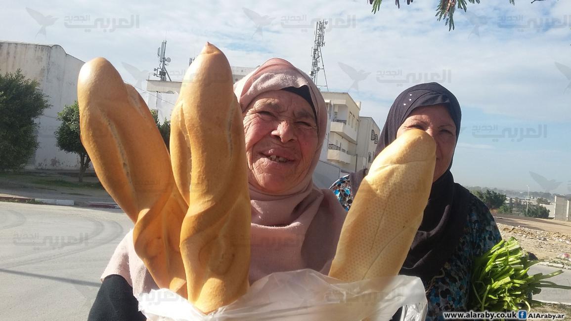 تونسية تحمل الخبز- العربي الجديد