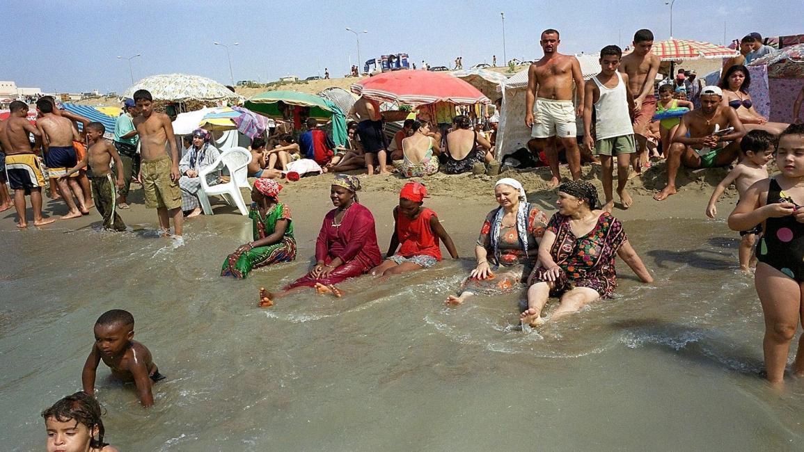 جزائريون على شاطئ البحر