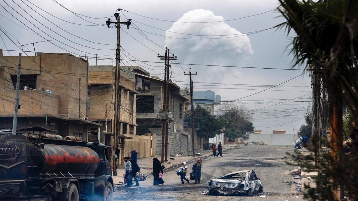 عائلة هاربة من القصف في غرب الموصل(ديميتار ديلكوف/فرانس برس)