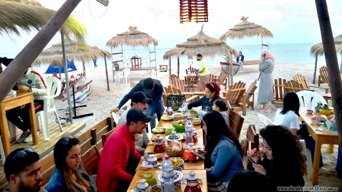 إفطار على الشاطئ في تونس- العربي الجديد