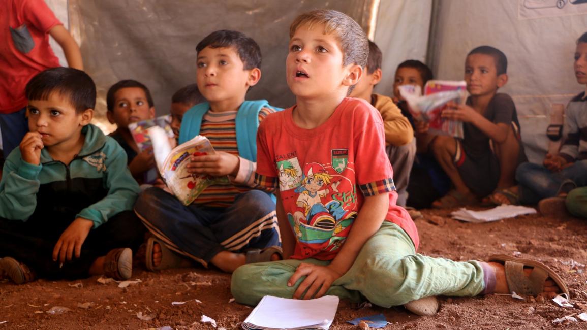 نازحون سوريون في مدرسة خيمة - سورية - مجتمع