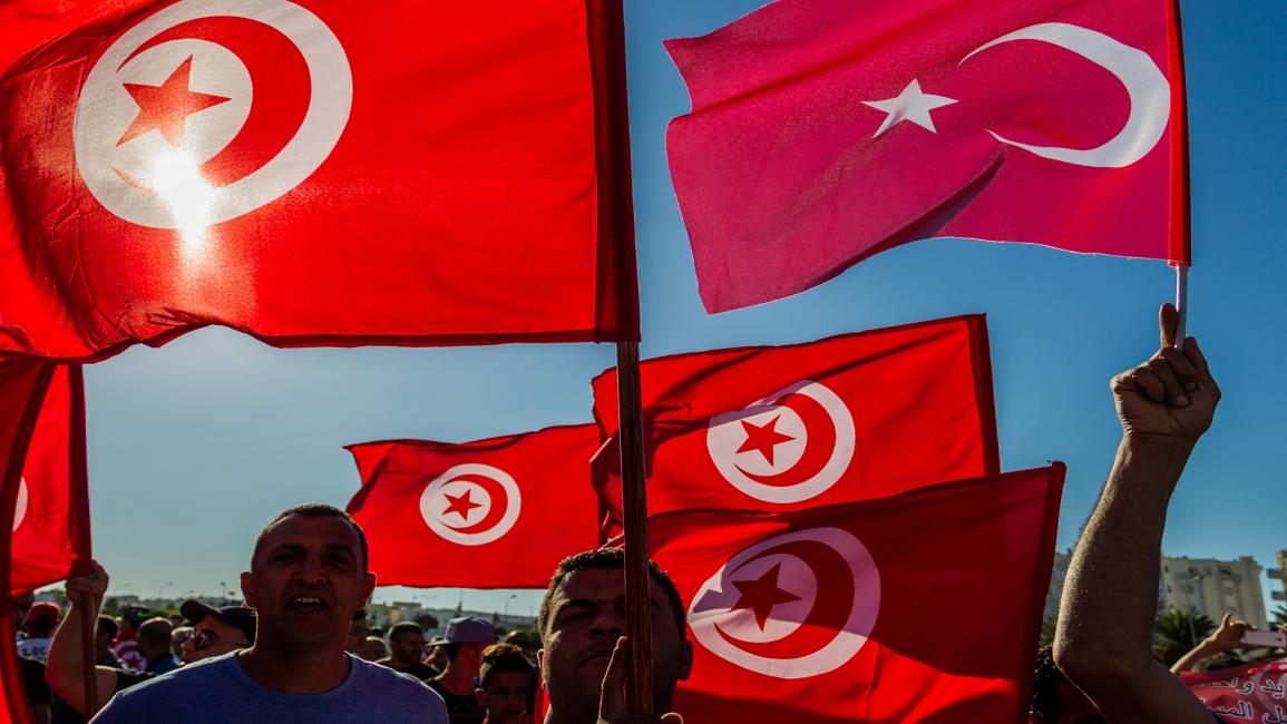 تونسيون ضد الانقلاب أمام السفارة التركية بتونس