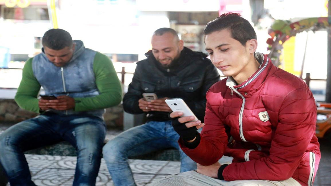 الإنترنت في غزة(عبد الحكيم أبو رياش)