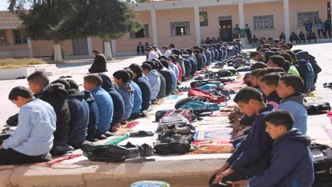 صلاة جماعة في إحدى المدارس في الجزائر (فيسبوك)